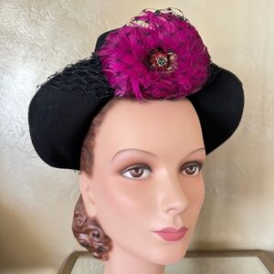 PRETTY 1940s' BLACK FELT HAT WITH FUCHSIA FEATHER "FLOWER" & VEILING